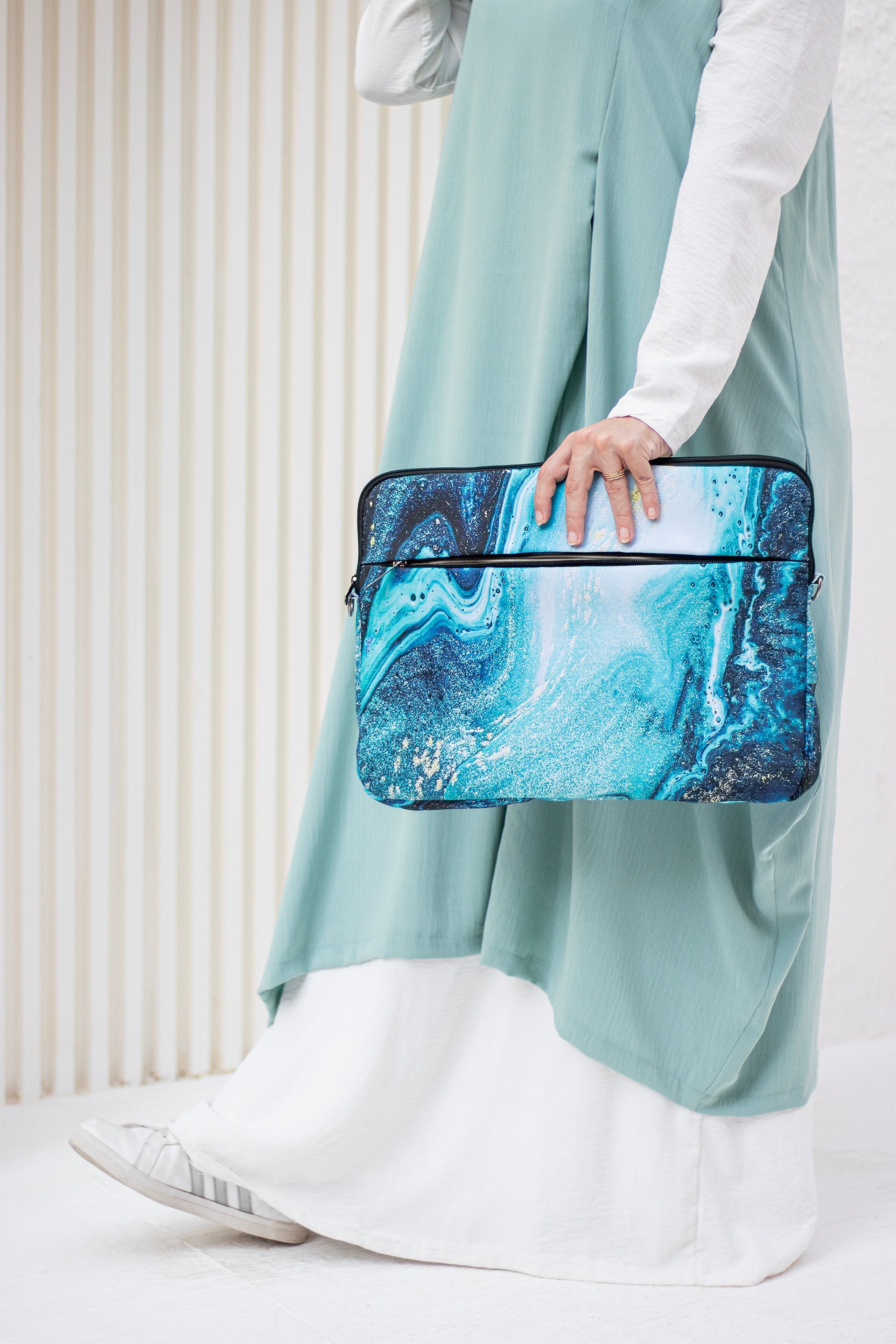 Sea waves laptop sleeve